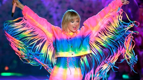 Taylor Swift vestida con los colores del Orgullo LGBTQ