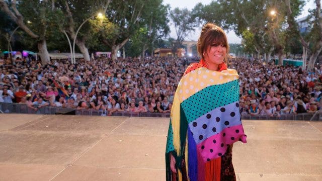 Vanessa Martín d dando el pregón del Orgullo de Sevilla