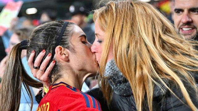 La delantera española Alba Redondo celebrando con su novia la victoria de España