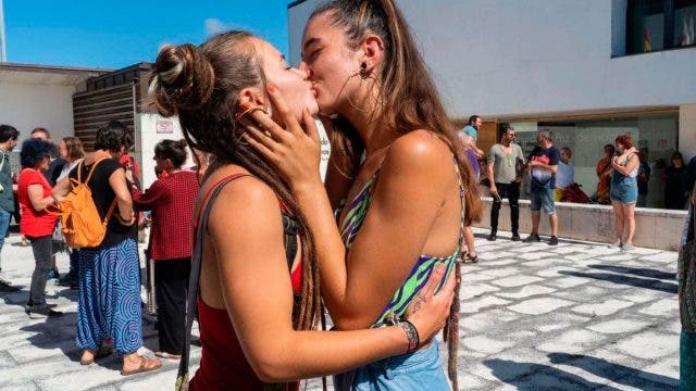Pareja besándose para protestar por la homofóbia en Bezana