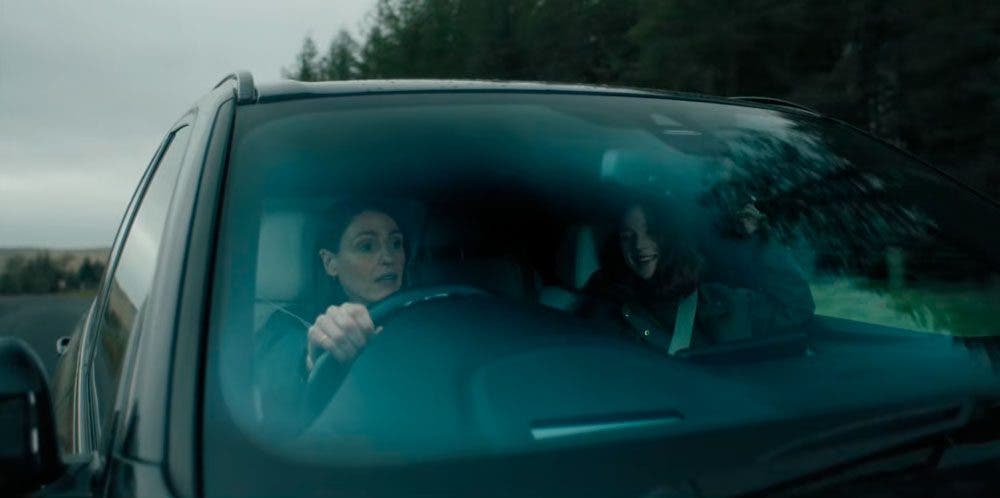 Amy y Kirsten de camino a detner al sospechoso