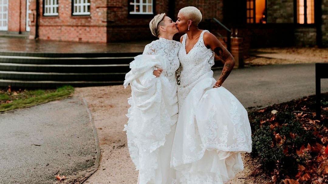 Jess Fishlock y Tziarra King besándose el día de su boda