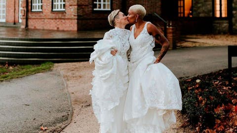 Jess Fishlock y Tziarra King bes&aacute;ndose el d&iacute;a de su boda
