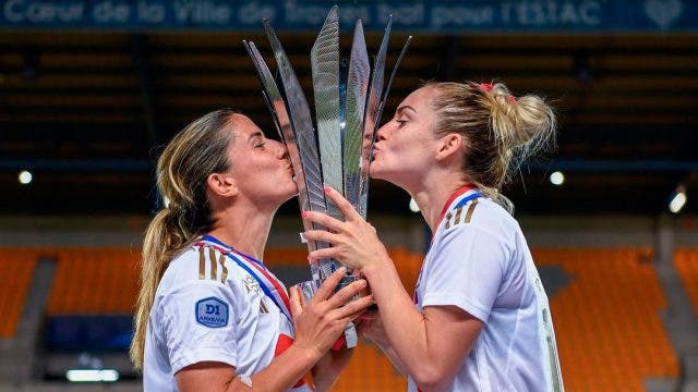Danielle Van de donk y Ellie Carpenter celebrando la victoria del Olympique de Lyon