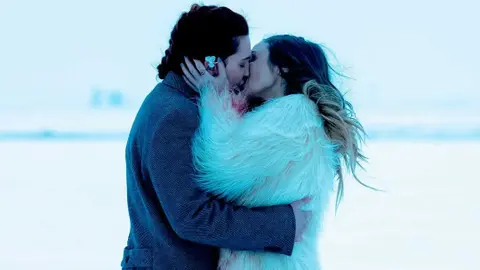 Waverly y Nicole bes&aacute;ndose en Wynonna Earp