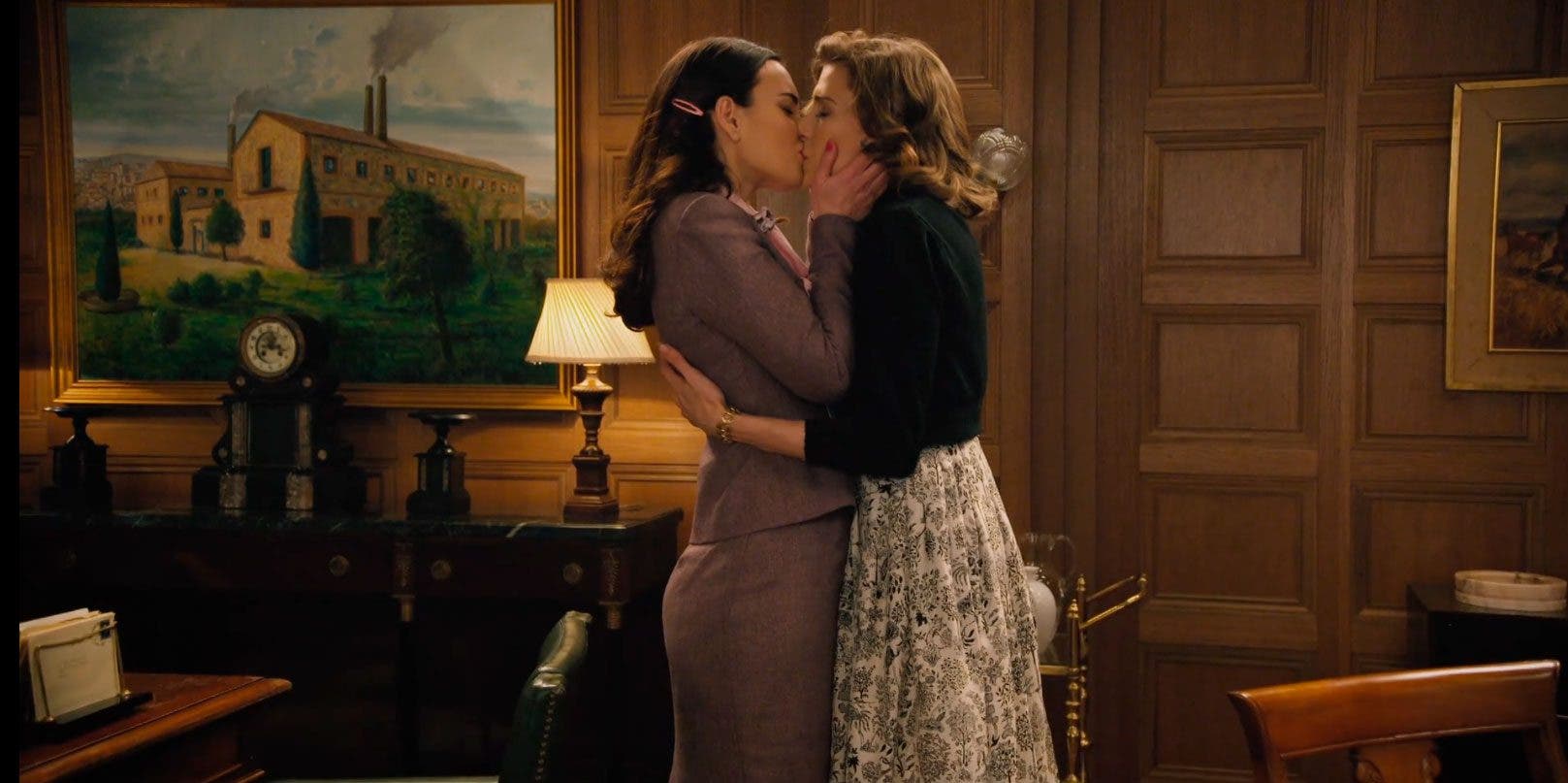Fina y Marta besándose en la oficina