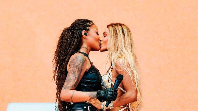 Ludmilla y Brunna Gonçalves besándose en Coachella