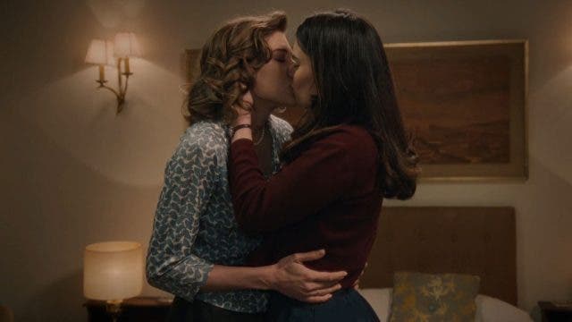 Marta y Fina besándose en sueños de libertad