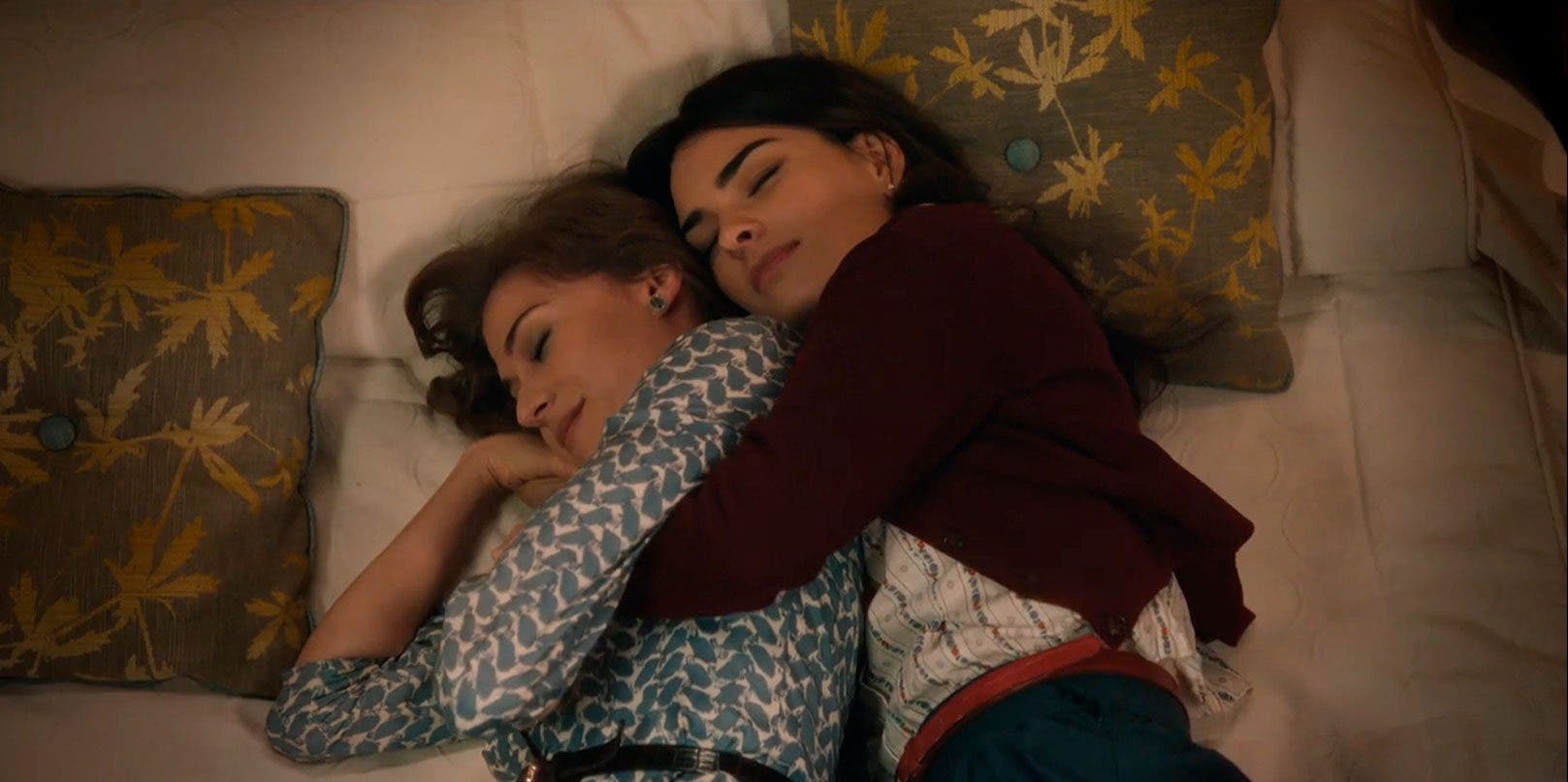 Marta y Fina duermen abrazadas