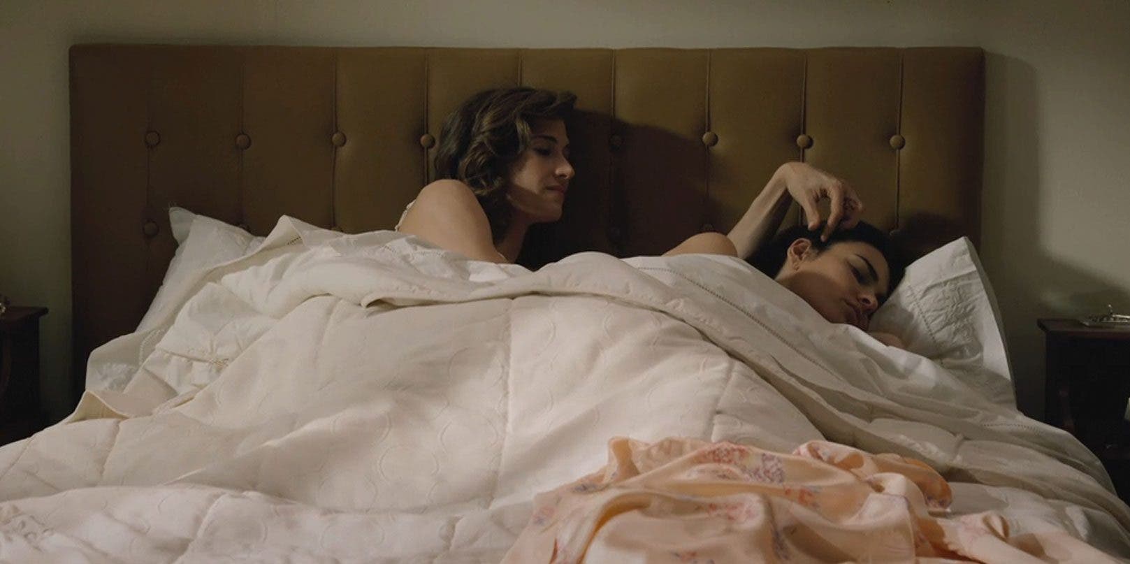 Marta y Fina despertando en el hotelito del amor