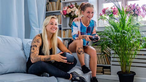 pareja l&eacute;sbica jugando videojuegos