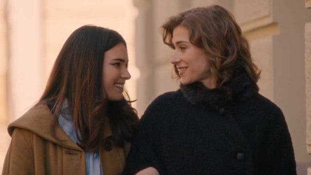 Marta y Fina paseando y sonriendo en Sueños de Libertad