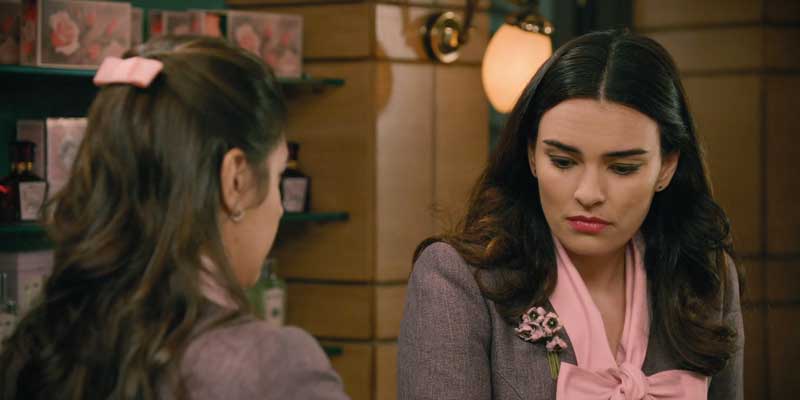 Carmen hablando con Fina en Sueños de Libertad