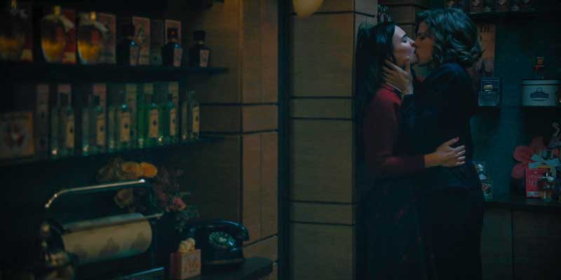 Marta y Fina besándose en la tienda