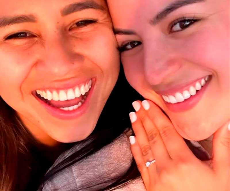 Leicy Santos y Geraldine Matallana presumiendo de anillo