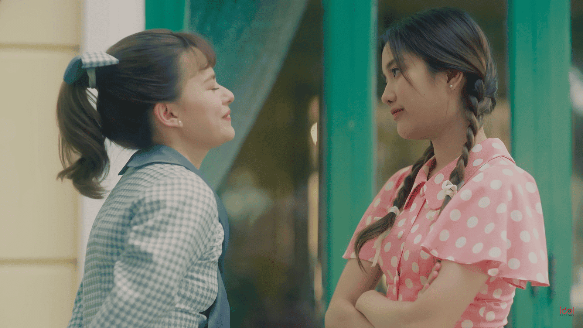 Pin intentando cuidar a Anin en sus travesuras