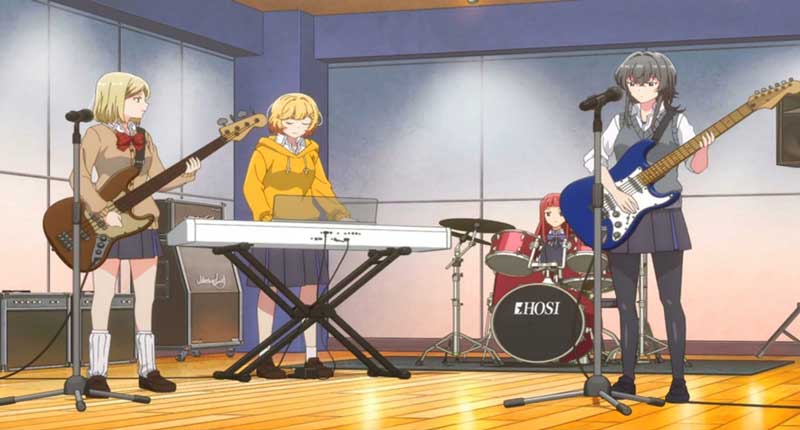 Yori ensayando con la banda