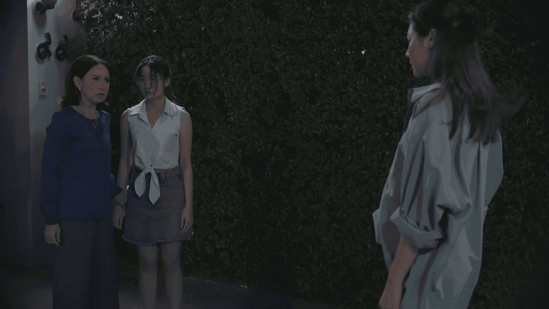 La abuela de Anueng enfrenta a ambas