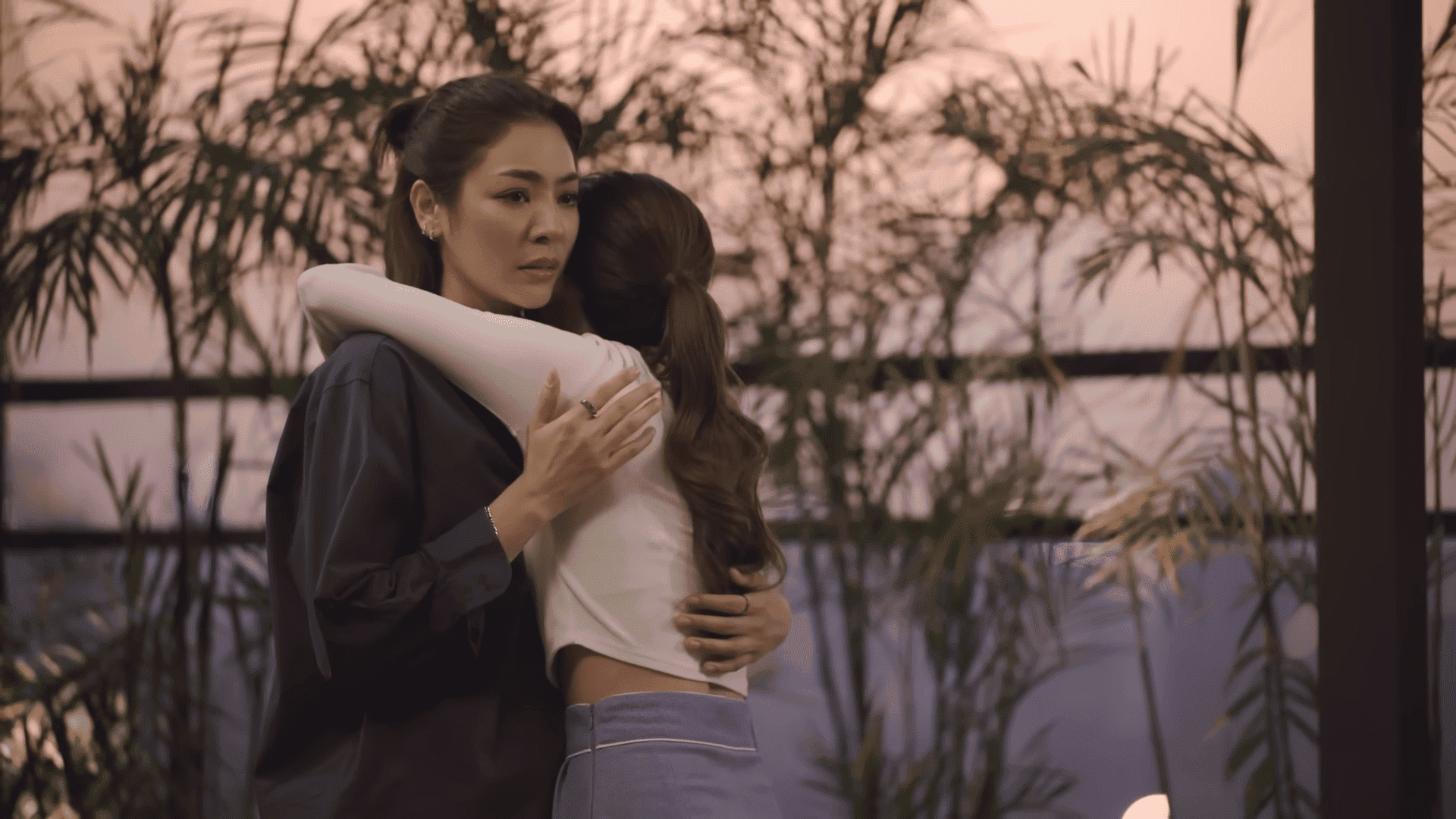 Nueng pide a Anueng que se quede con ella