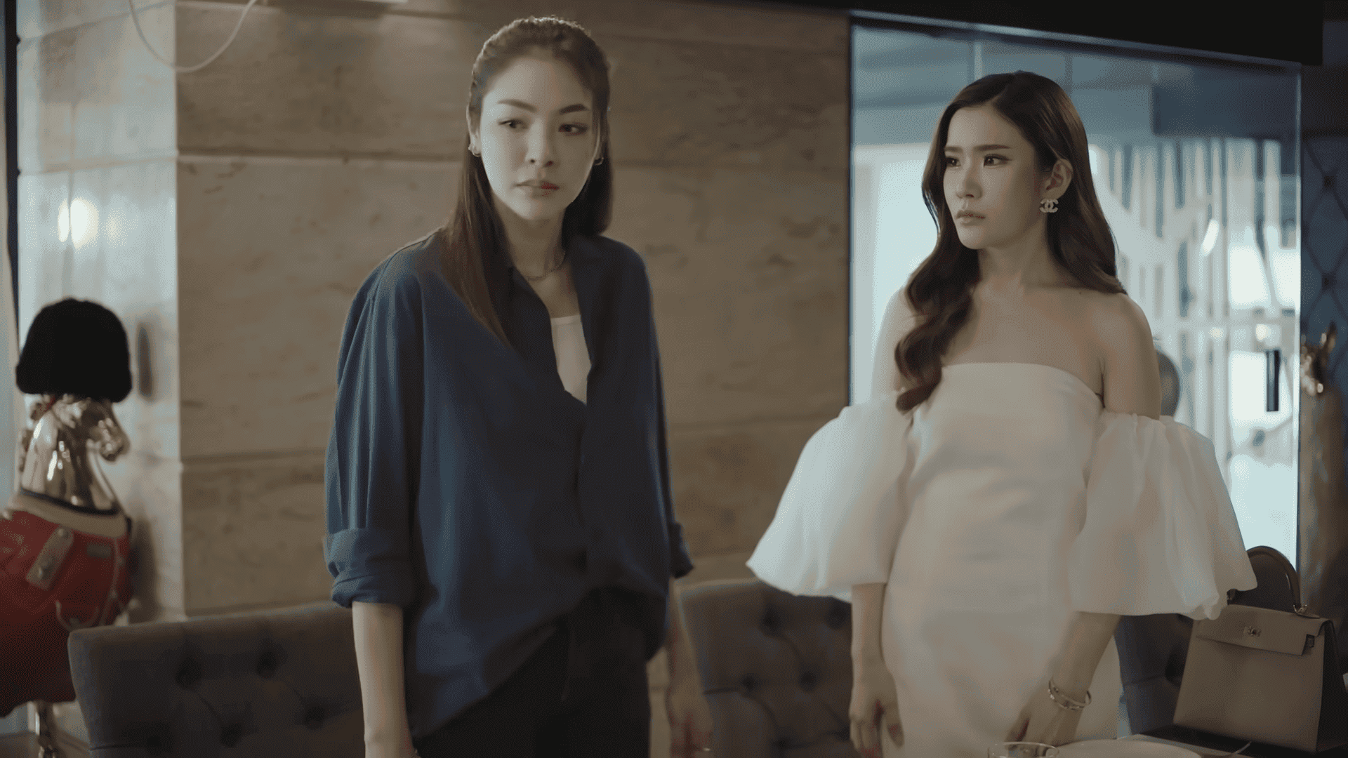 Sam lleva a que Nueng vea a su abuela