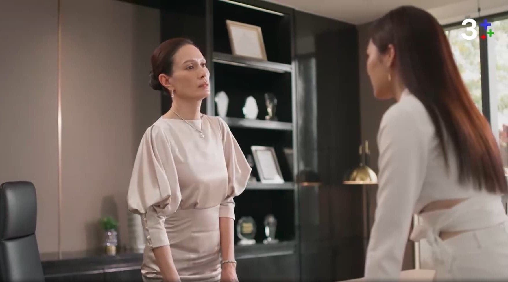 Lada planta cara a su madre