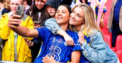 Sam Kerr y Kristie Mewis tom&aacute;ndose una foto juntas