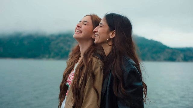 Carolina Yuste y Lola Indigo interpetando una pareja lésbica