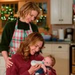 The Christmas Baby: Ali Liebert y Kat Barrell se enamoran (y encuentran un bebé) en la nueva peli lésbica navideña de Hallmark
