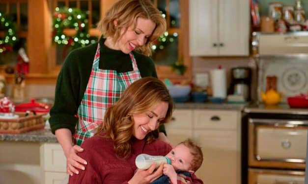 The Christmas Baby: Ali Liebert y Kat Barrell se enamoran (y encuentran un bebé) en la nueva peli lésbica navideña de Hallmark