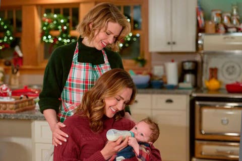 Katherine Barrell y Ali Liebert en la película lésbica navideña "The Christmas baby"