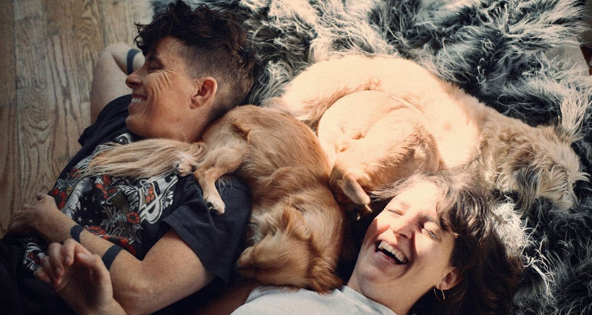 “Come See Me in the Good Light”: Andrea Gibson y Megan Falley transforman el dolor en amor y poesía en su documental para Apple TV+