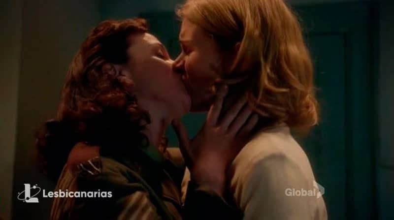 Teresa y Betty besándose en Bomb Girls