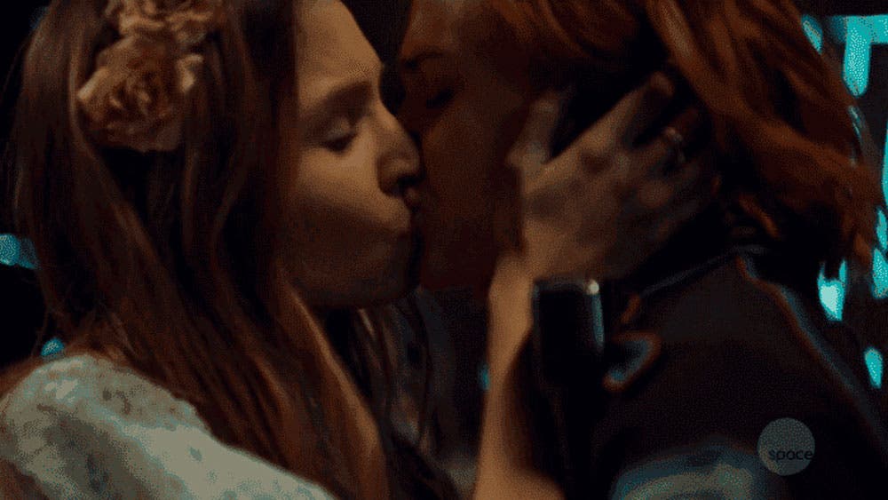 Beso de Waverly y Nicole en Wynonna Earp