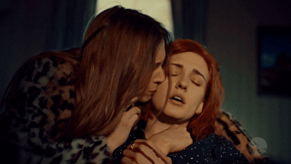 Waverly besando a Nicole que está envenenada