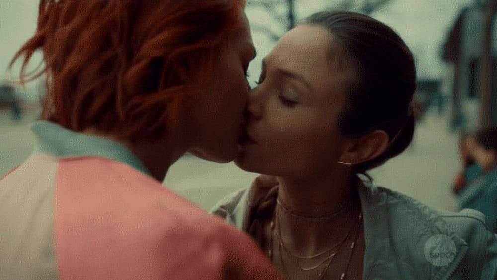 WayHaught besándose