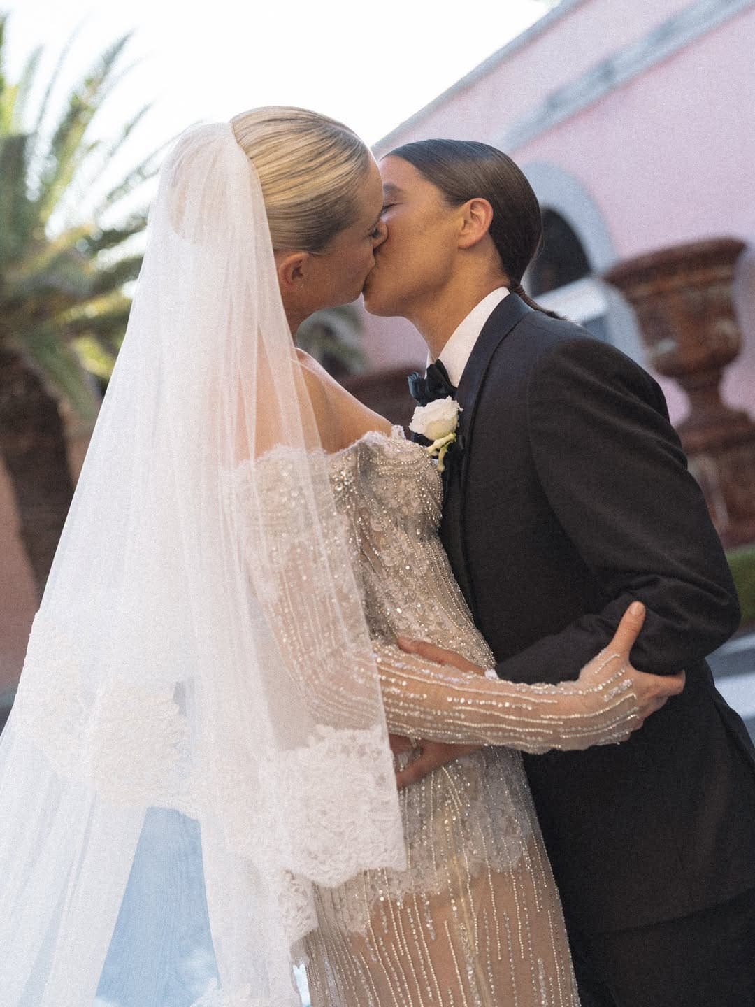 Kristie Mewis y Sam Kerr besándose el día de su boda