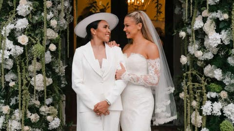 Marta Silva y Carrie Lawrence mir&aacute;ndose el d&iacute;a de su boda