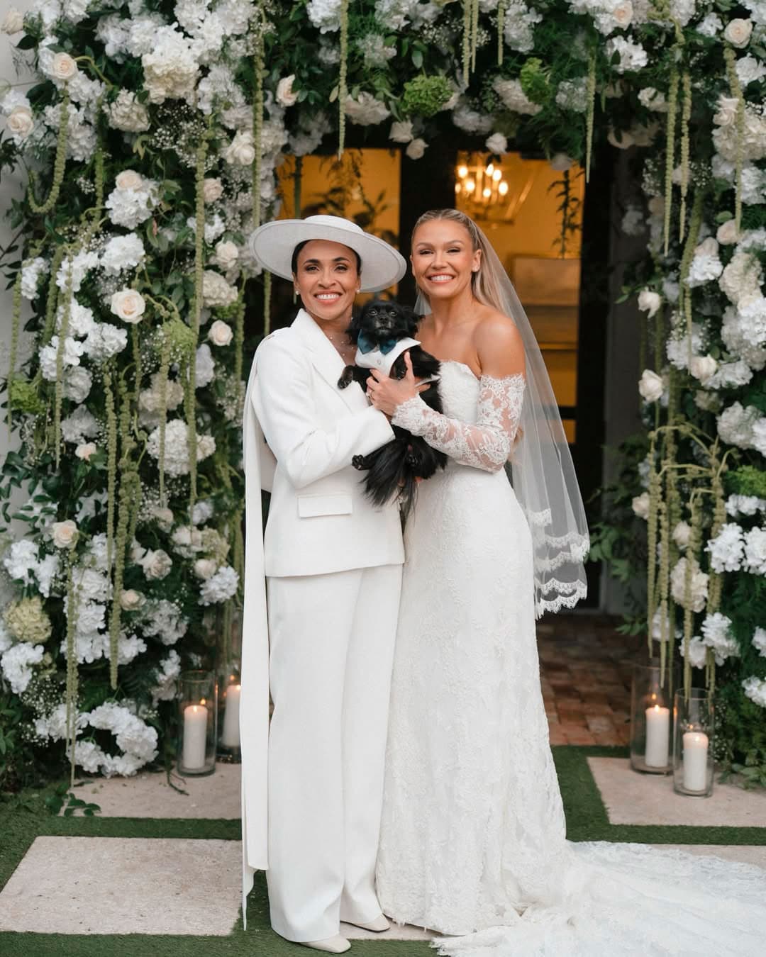 Marta Silva y Carrie Lawrence posando con su perrito Zeca