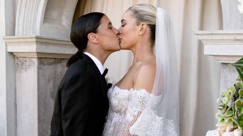 Sam Kerr y Kristie Mewis bes&aacute;ndose el d&iacute;a de su boda